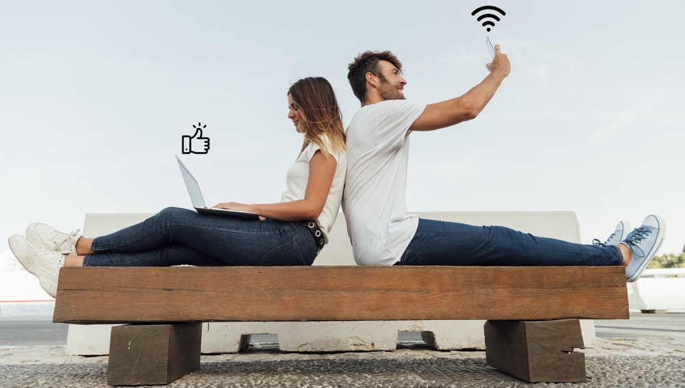 couple-bench-using-social-media (1) (1)-min